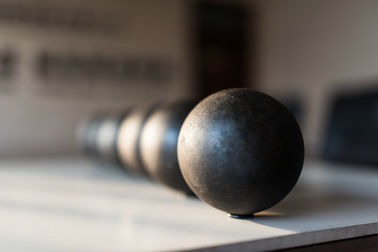 Esfera de molienda de acero forjada a medida 30mm-150mm Esferas de rodamiento de molino de bolas para industrias de energía de cemento de minas